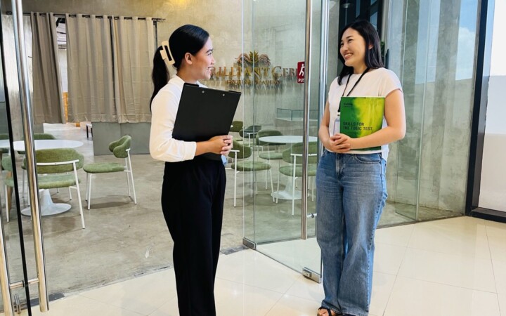 Brilliant Cebuの入口で留学生と話す学校スタッフ