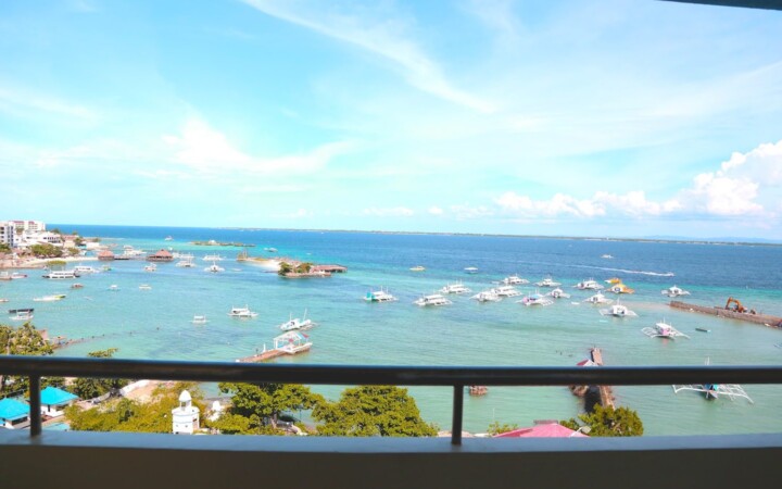 Cebu Blue Oceanのオーシャンビューの部屋のバルコニーからの眺め
