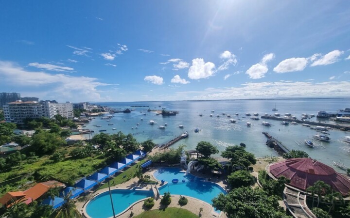 Cebu Blue Oceanの上空から見たEGIホテルのプールとマクタン島の海