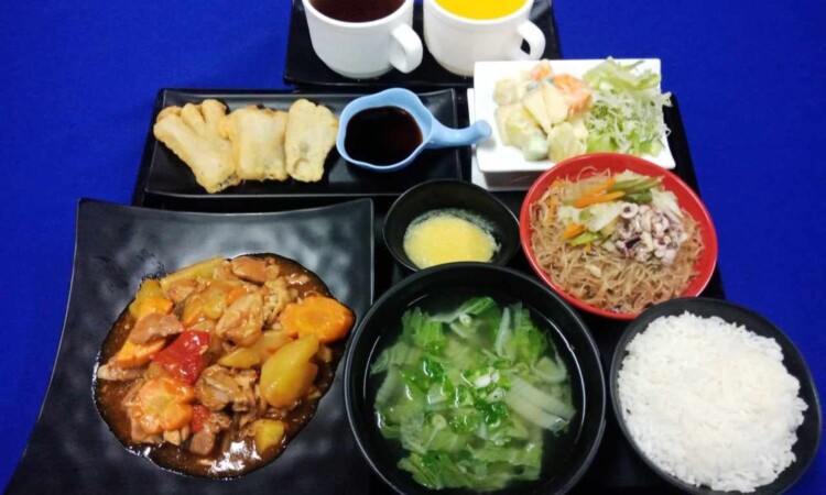 Cebu Blue Oceanの食事（魚のフライと野菜の定食）