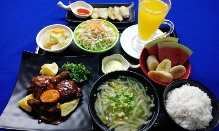 Cebu Blue Oceanの食事（鶏の照り焼きの定食）