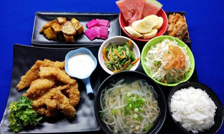 Cebu Blue Oceanの食事（揚げ物と野菜の定食）