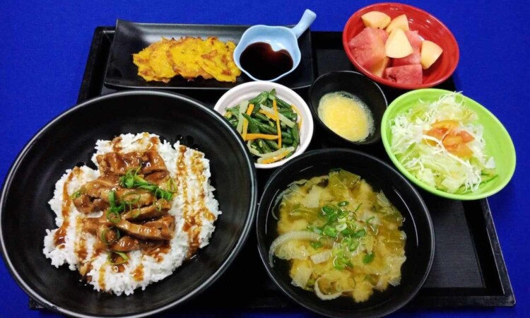 Cebu Blue Oceanの食事（丼ものとスープ）