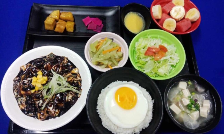 Cebu Blue Oceanの食事（ジャージャー麺とスープ）