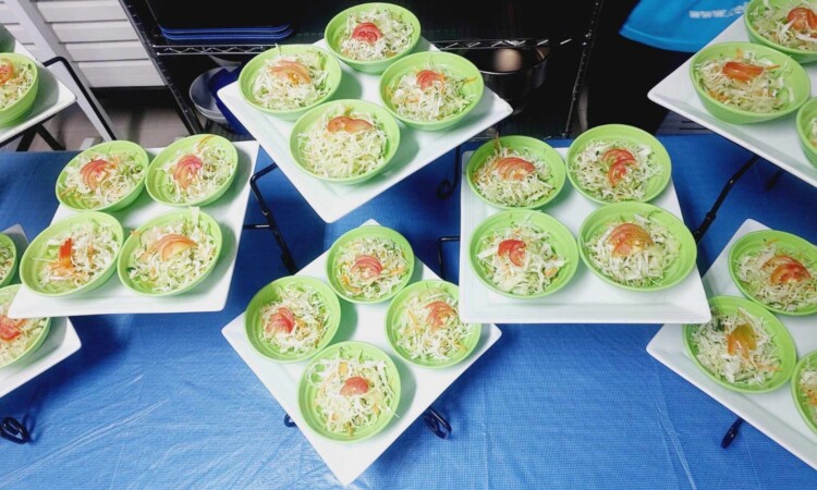 Cebu Blue Oceanの食事（サラダの取り分け）