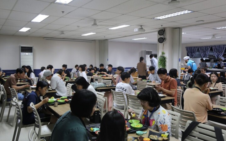 Cebu Blue Oceanのカフェテリアで食事をとる留学生