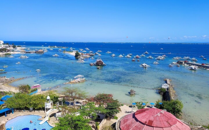 Cebu Blue Oceanの滞在先EGIホテルのプールと目の前の海