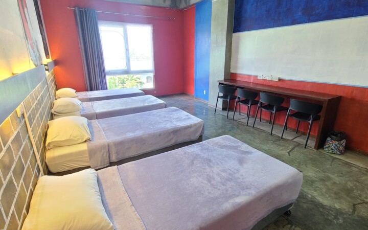 CELLA Premiumの4人部屋の机側