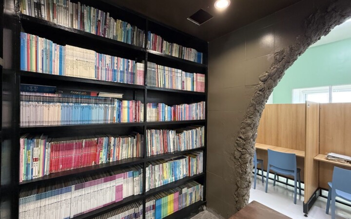 CELLA Premiumの6階ライブラリーの本棚