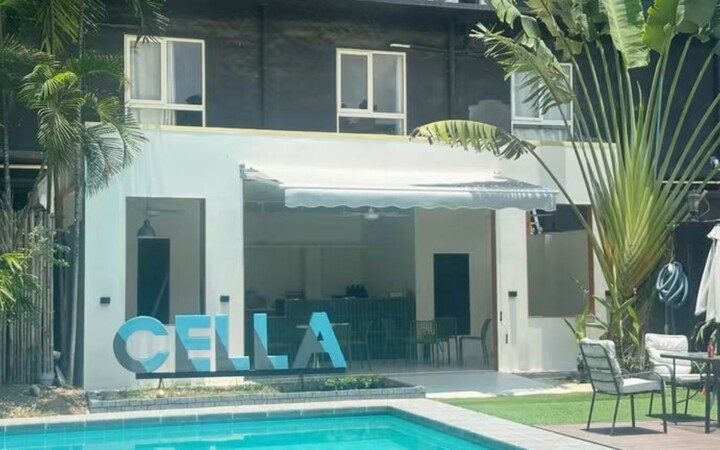 CELLA Premiumのプールサイドにあるカフェスペース