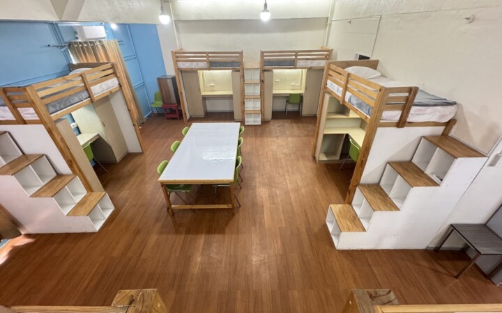 CELLA Premiumの6人部屋。上がベッド、下が机の2段式で、中央にテーブルがある