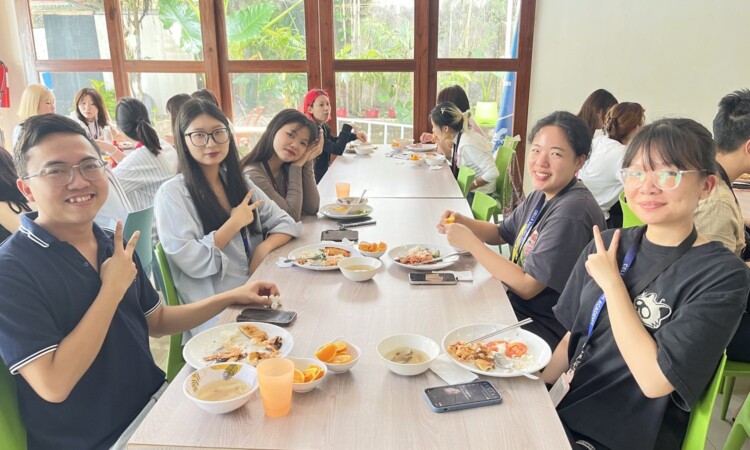 CELLA Uni スパルタ校の食堂で食事をする学生