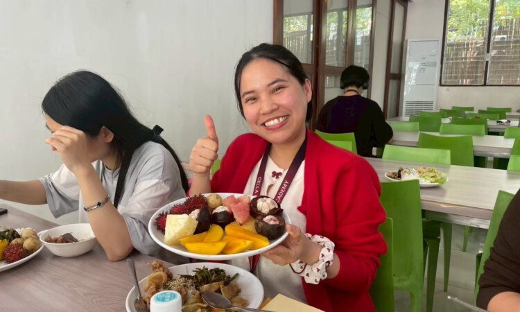 CELLA Uni スパルタ校の食堂で食事をする学生