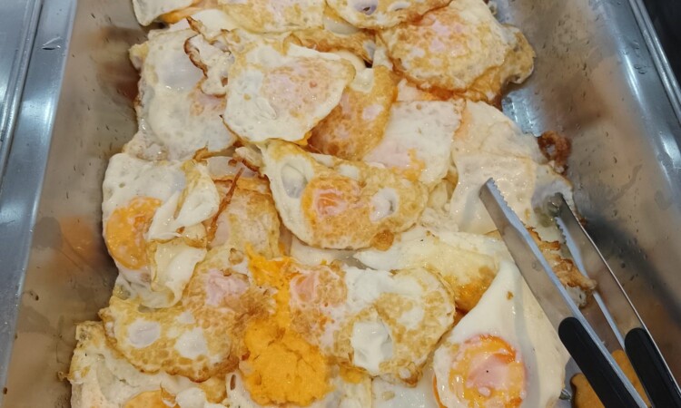 CELLA Uni スパルタ校の朝食（目玉焼き）