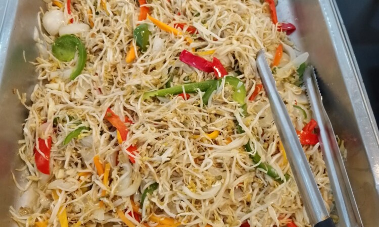 CELLA Uni スパルタ校の食事（焼きそば）
