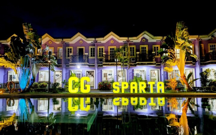 CG スパルタ校の夜のプールとCG SPARTAのサイン