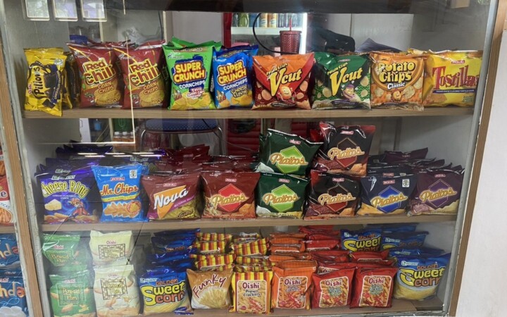 CG スパルタ校の売店に並ぶスナック