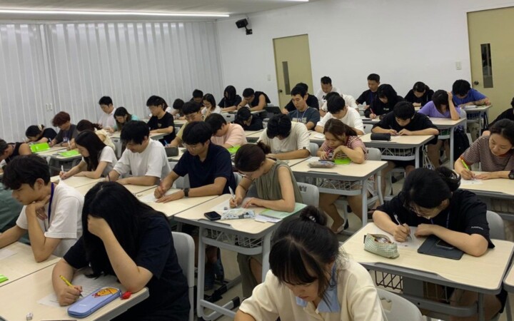 CG スパルタ校の毎日の単語テストを受ける学生たち
