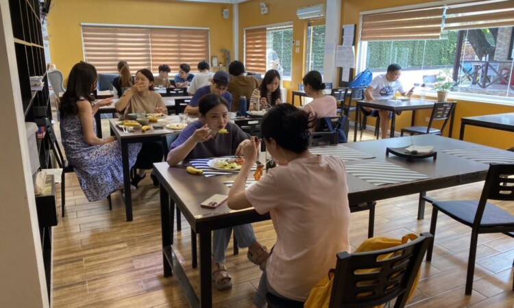 CIPの昼食の時間。窓ぎわの席で食事をする留学生