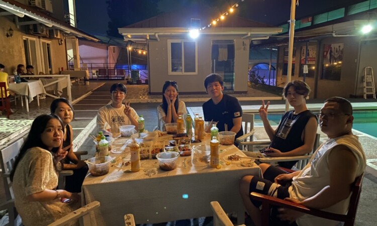 CIPのプールサイドで夕食を囲む留学生