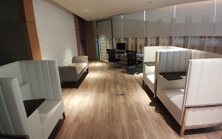 Bai Hotelのビジネスセンター（仕切りつきのソファ席）