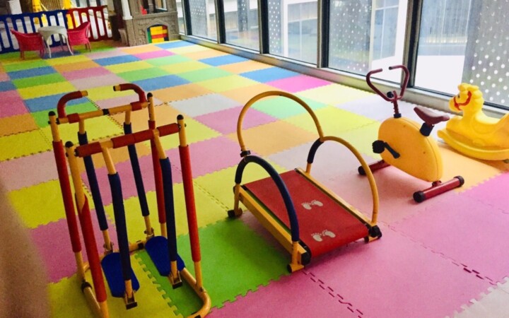 Bai Hotelのキッズルーム（カラフルなマットと遊具）