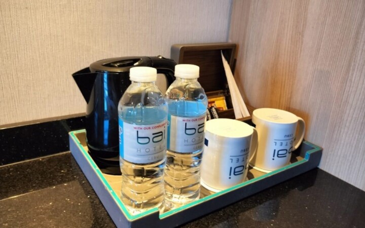 Bai Hotelデラックスルームに備え付けのミネラルウォーターとコーヒーセット