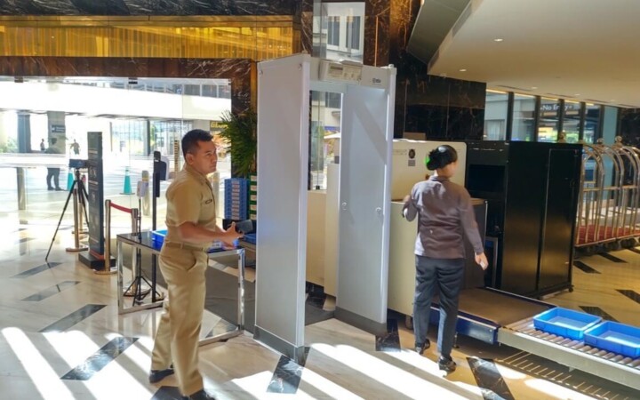 Bai Hotel入口の手荷物検査（全来館者が対象）