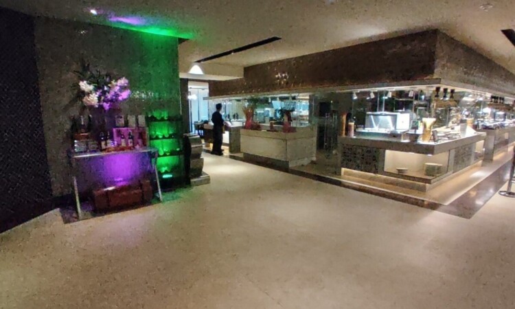 Café Baiの店内（ビュッフェカウンターが奥まで続く）