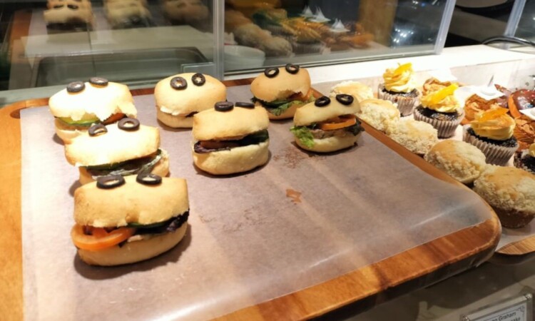 Café Baiのケーキのコーナー
