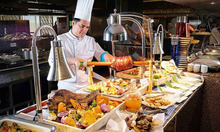 Café Baiでローストを切り分けるシェフ