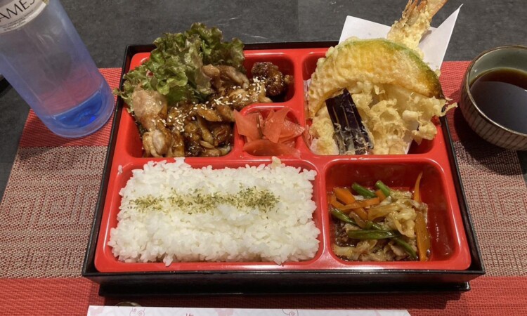 日本食レストラン「Ume」の松花堂弁当（天ぷらと魚のセット）