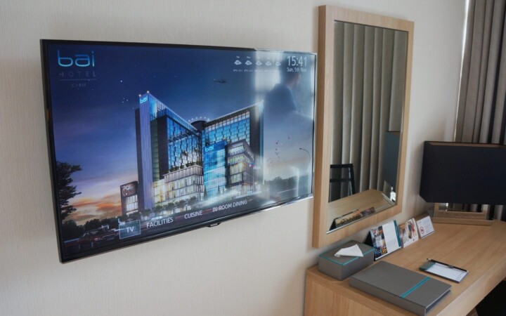 Bai Hotelデラックスルームのデスクとテレビ