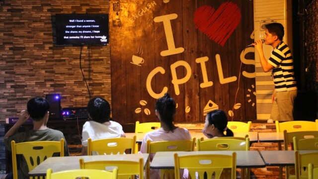 CPILSカフェの壁とテーブル席