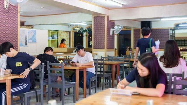 CPILSの食堂で食事をする留学生