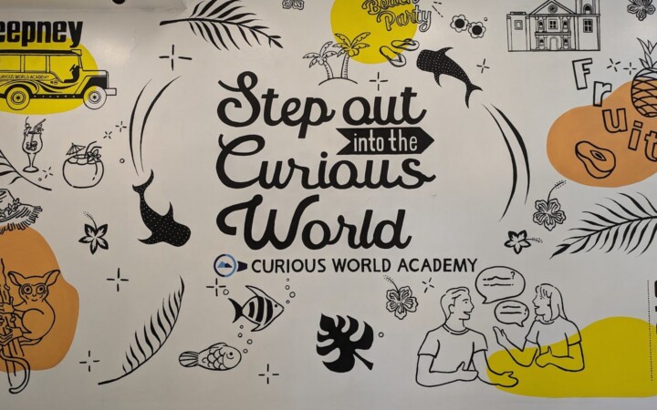 Curious Worldのレストランの壁画「Step out into the Curious World」