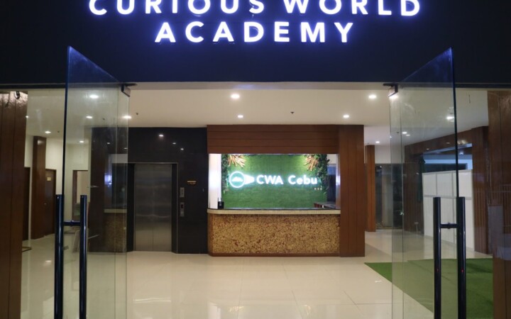 Curious Worldの入口とネオンサイン