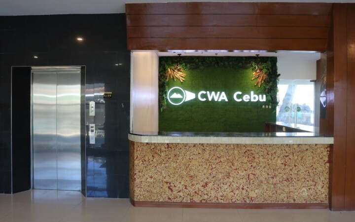 Curious Worldの1階受付。CWA Cebuのロゴが入ったカウンター