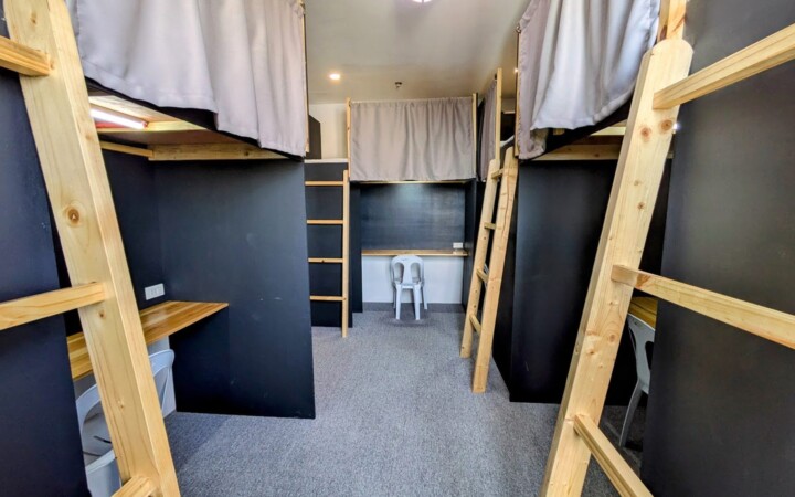 Curious Worldの4人部屋。上がベッド・下が机のロフト式でカーテン付き