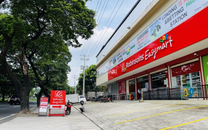 CLARK WE ACADEMYから徒歩3分のスーパー「Robinsons Easymart」