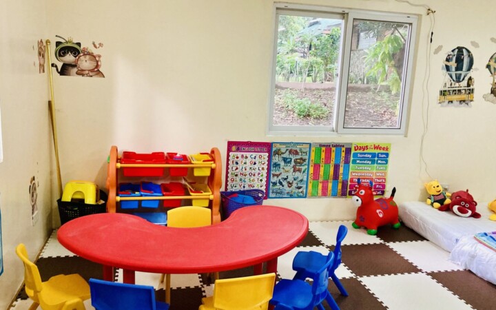 CLARK WE ACADEMYの幼稚園の教室（カラフルなマットと子ども用の机）