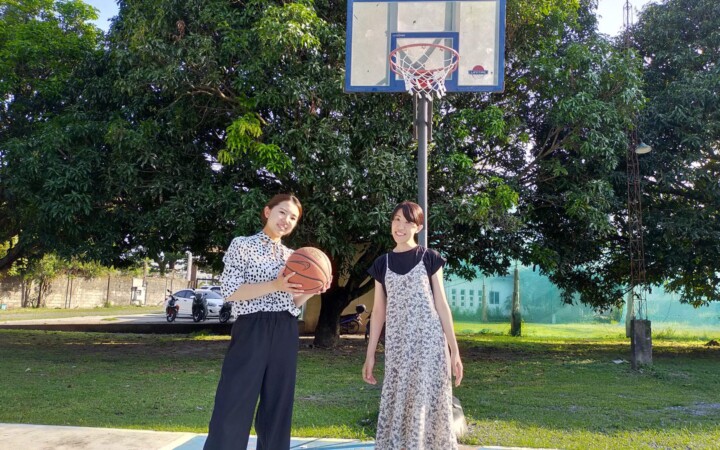 CLARK WE ACADEMYのバスケットコートで遊ぶ留学生
