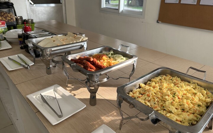 CLARK WE ACADEMYの朝食のバイキング