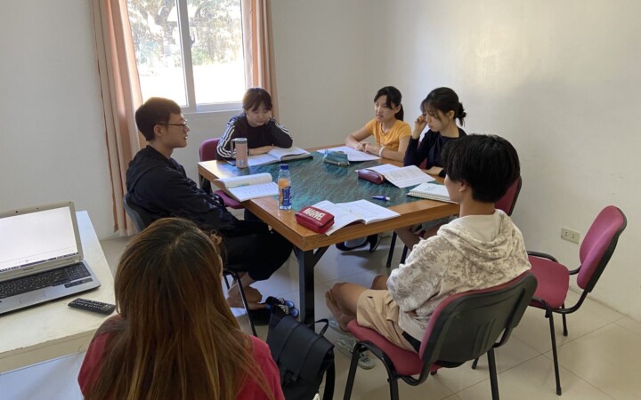 CLARK WE ACADEMYのグループ授業（高校生と外国人の学生）