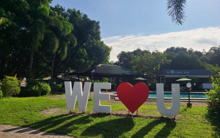 CLARK WE ACADEMYのプール前の「WE♥U」のサイン