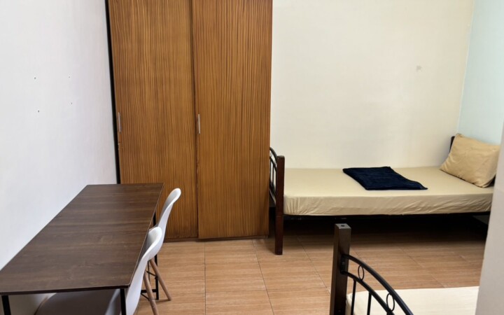 CLARK WE ACADEMYの2人部屋（机とクローゼット）