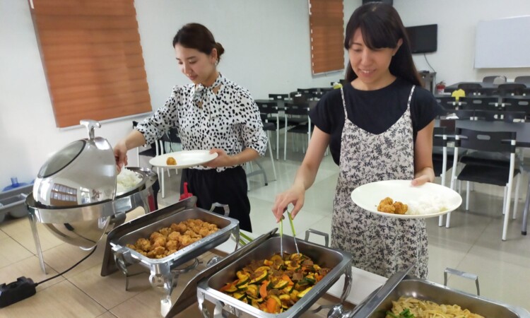 CLARK WE ACADEMYの学食（バイキング形式で盛り付ける）