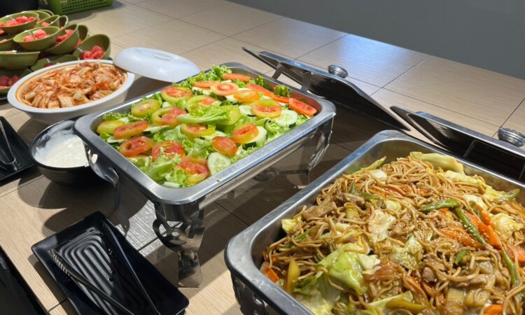 CLARK WE ACADEMYの学食のおかず（サラダ・炒め物）