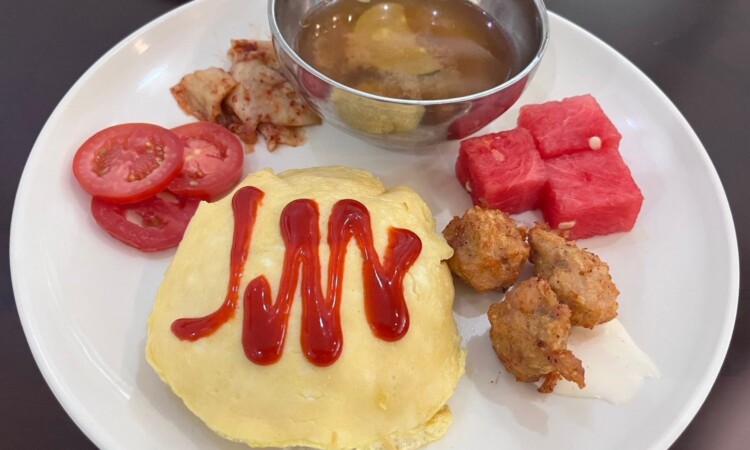 CLARK WE ACADEMYの食事（オムライス・唐揚げ・スイカ）