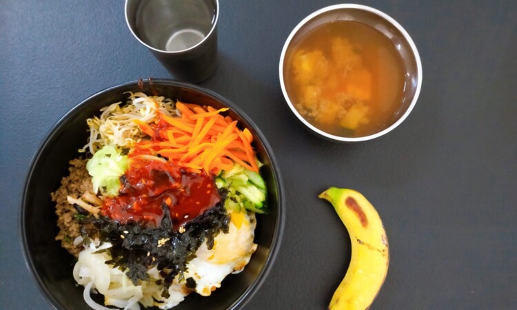 CLARK WE ACADEMYの食事（ビビンバ丼・豆腐スープ・バナナ）